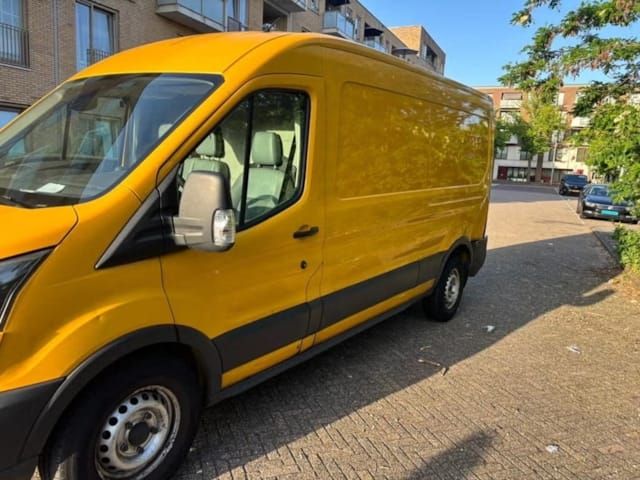 Gele Ford Transit 350 L3H2 bestelbus uit 2017, zijaanzicht