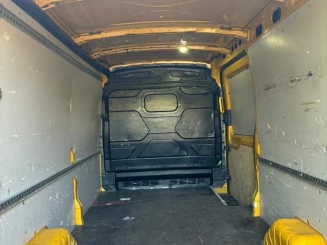 Lege laadruimte van de Ford Transit L3H2: 11,1 m³, bijna 3,5 meter lang