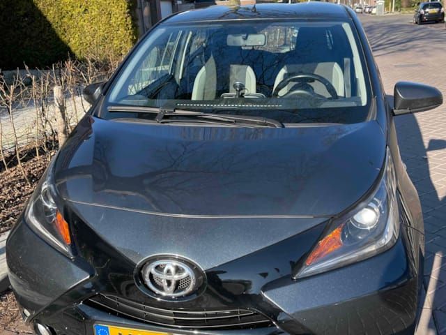 Voorkant van de donkergrijze Toyota Aygo 2017