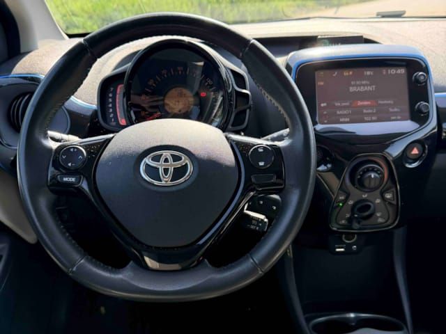 Dashboard van de Toyota Aygo 2015 met touchscreen voor Apple CarPlay en Android Auto